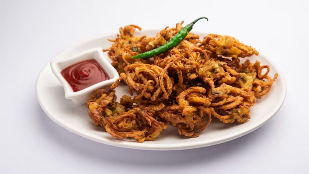Crispy Onion Pakora Recipe: Perfect Tea-Time Snack In Minutes