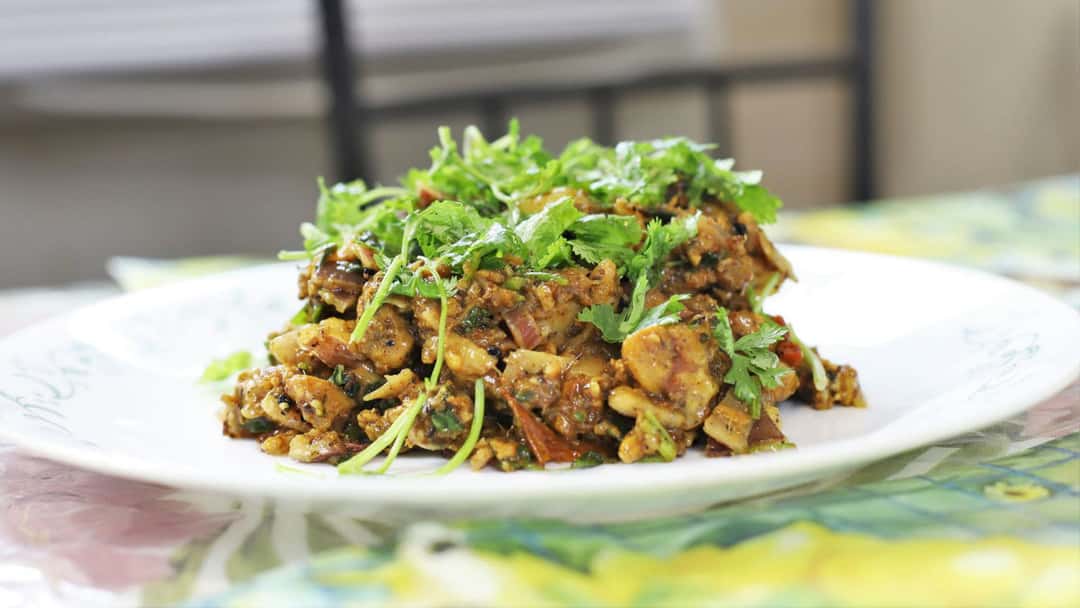 Andhra chilli chicken on a plate. (banner image)