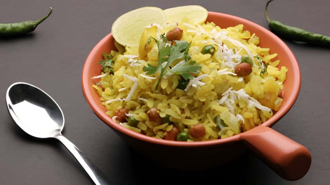 Aloo Kanda Poha Recipe: A Flavourful  Maharashtrian Breakfast You’ll Love