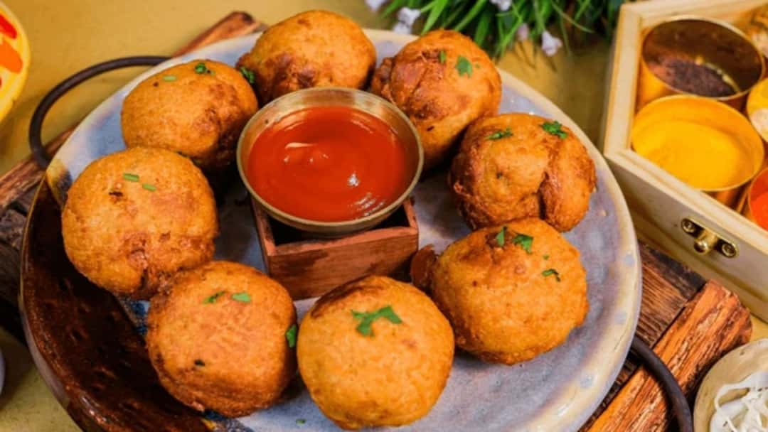 Plate of batata vada - banner image