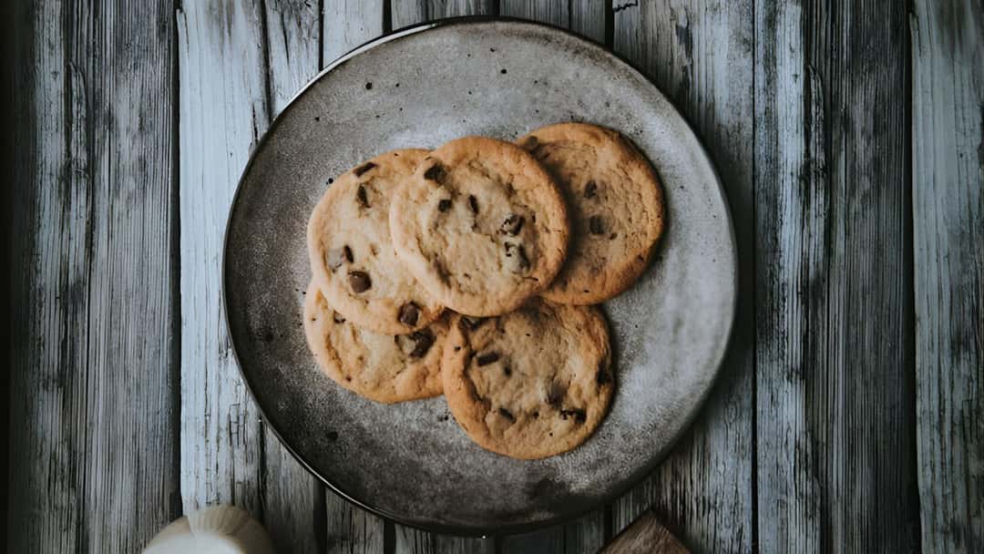 Chai-spiced cookies on a plate - banner image