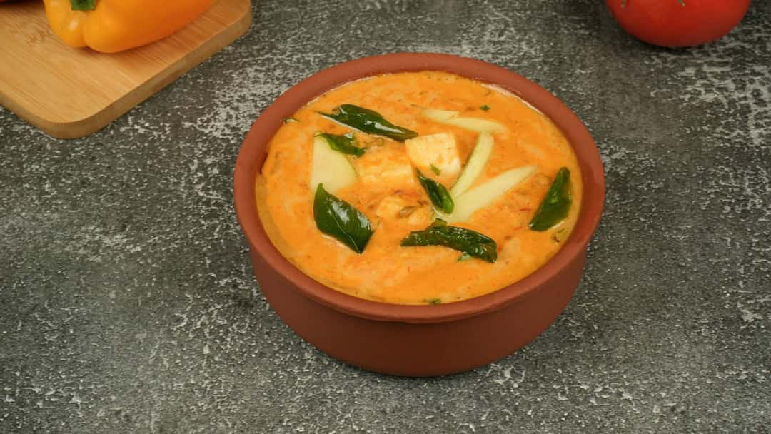 Kairichi amti in an earthen pot