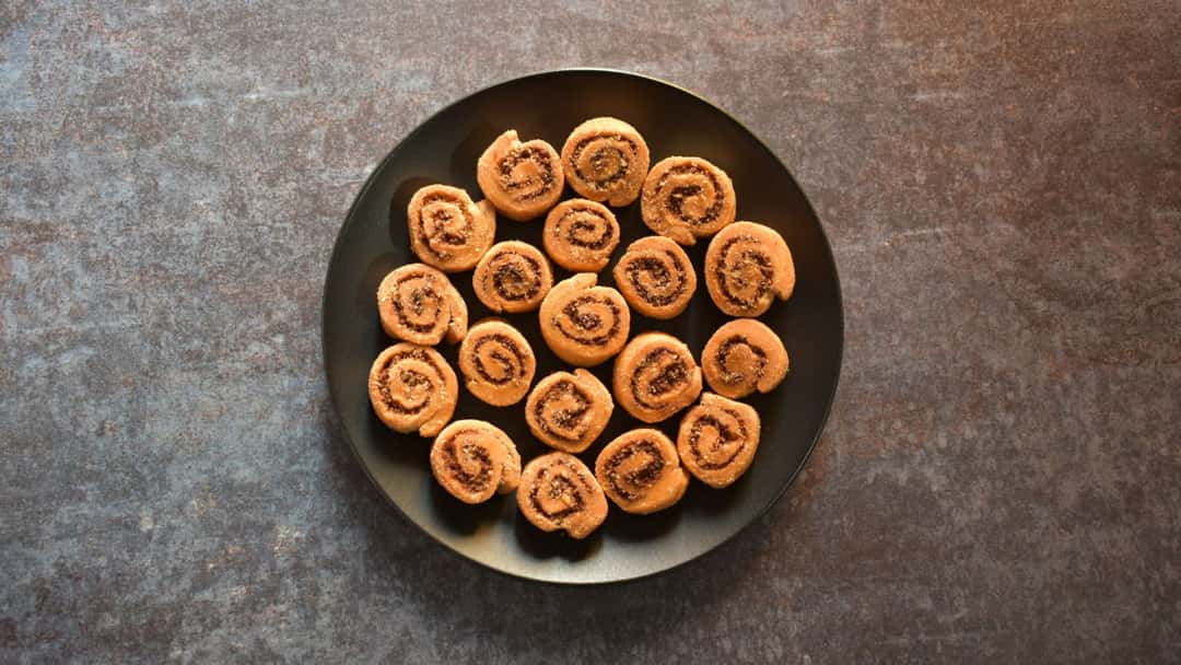 Top view of bhakarwadi spirals on a plate. (banner image)