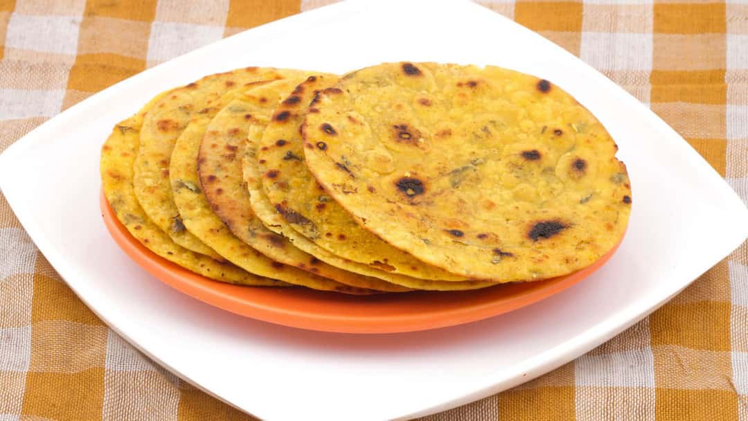 Top view of khapli wheat methi khakra on a plate. (banner image)