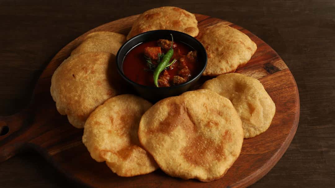 Top view of Malvani kombdi vade on a plate. (banner image)