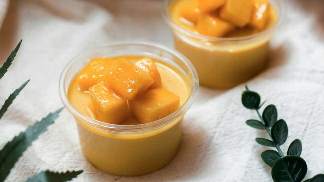 Top view of mango halwa in two bowls. (banner image)
