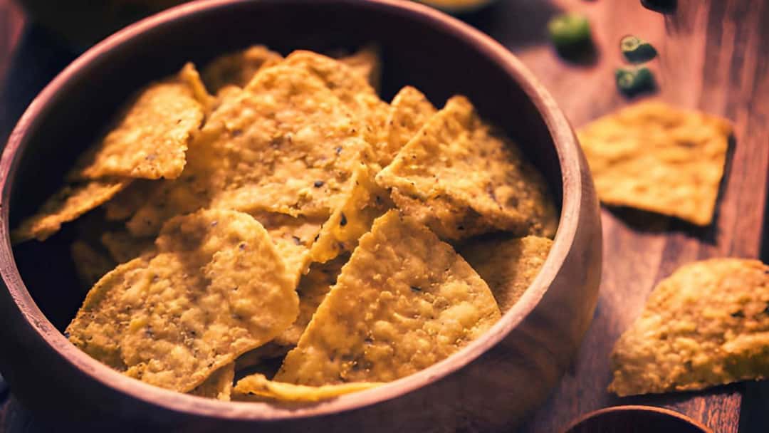 Methi nachos in a wooden bowl