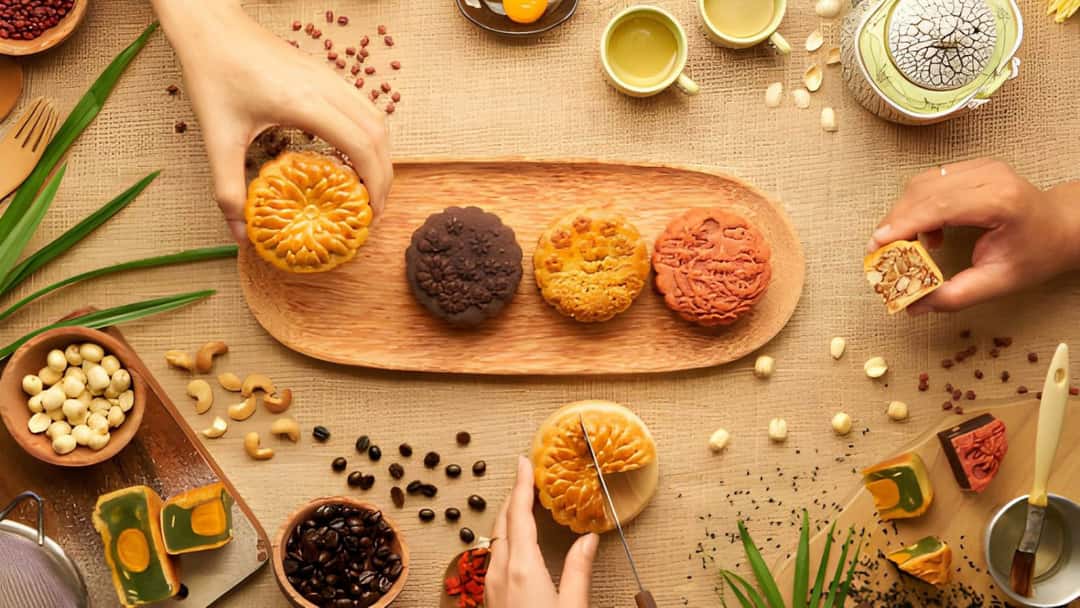 Mooncakes sharing ritual