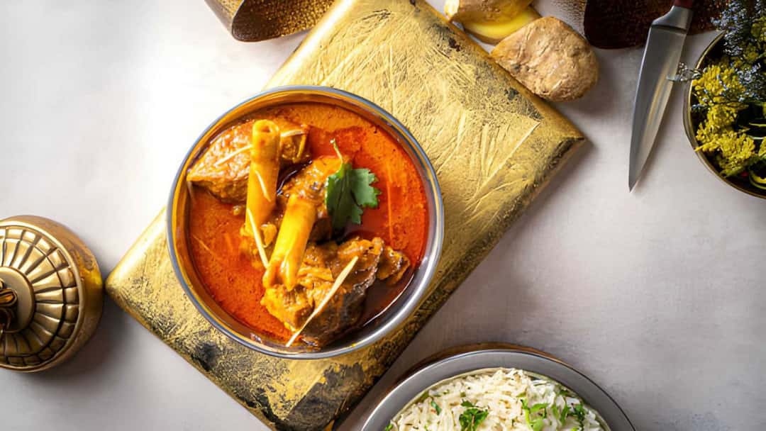 Nalli nihari on a wooden platter