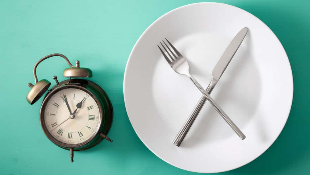 Fasting representational image with empty plate - banner
