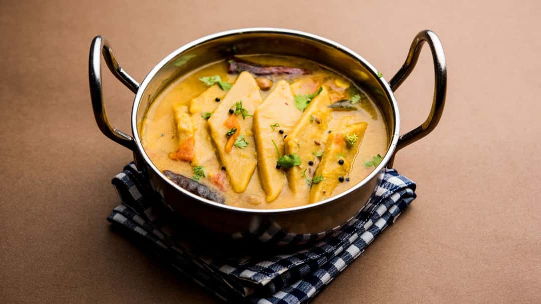Top view of pitoz ki sabzi recipe in a kadhai. (banner image)