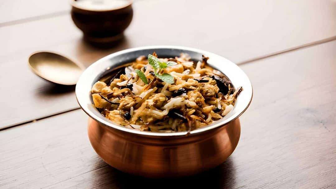 Shehenshahi pulao in a handi
