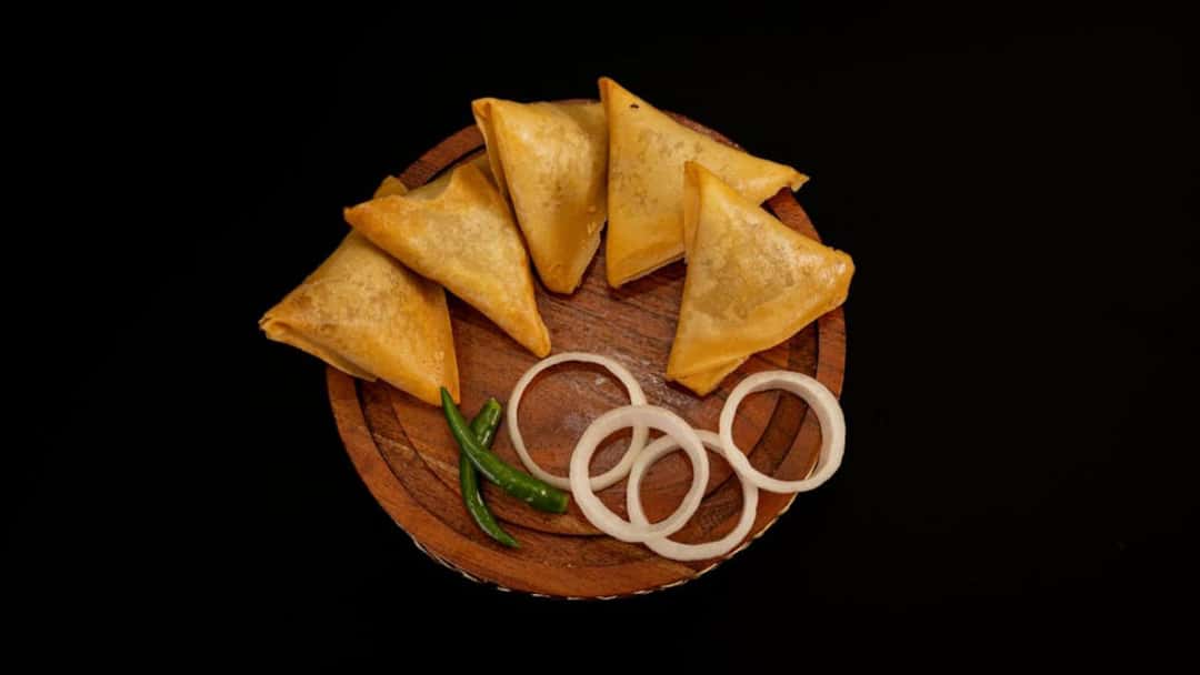 Street food samosa on plate - banner image