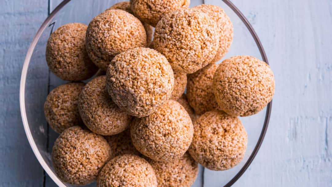 Til laddoos in a bowl.