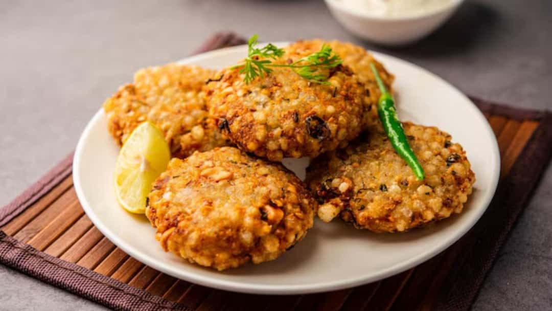 Crispy air fryer sabudana vada served with peanut chutney