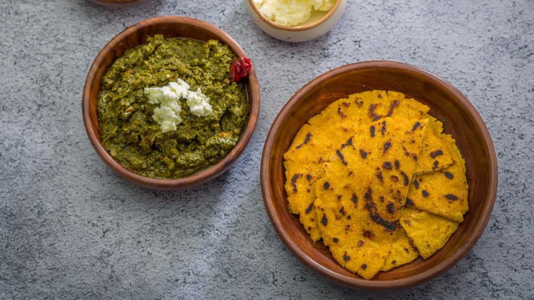 Top view of sarson da saag with makki ki roti. 