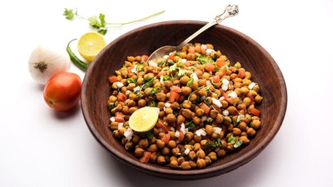 Spicy chickpea salad with fresh garnish