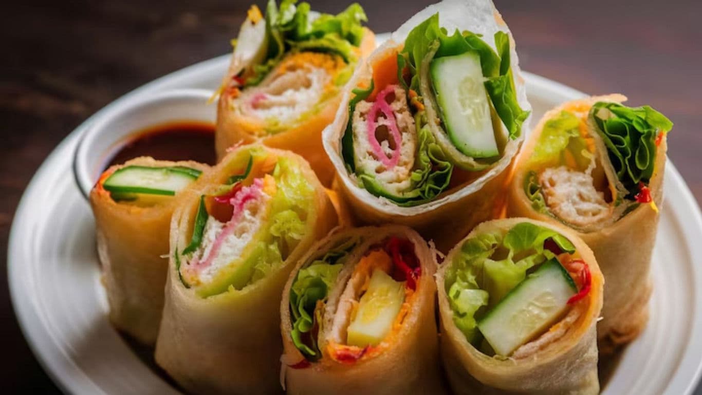 Fresh vegetable spring rolls with dipping sauce