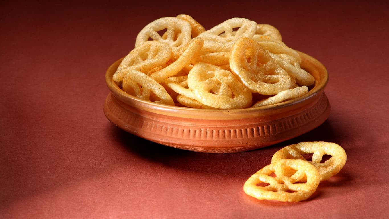 Crispy wheel snacks in terracotta bowl