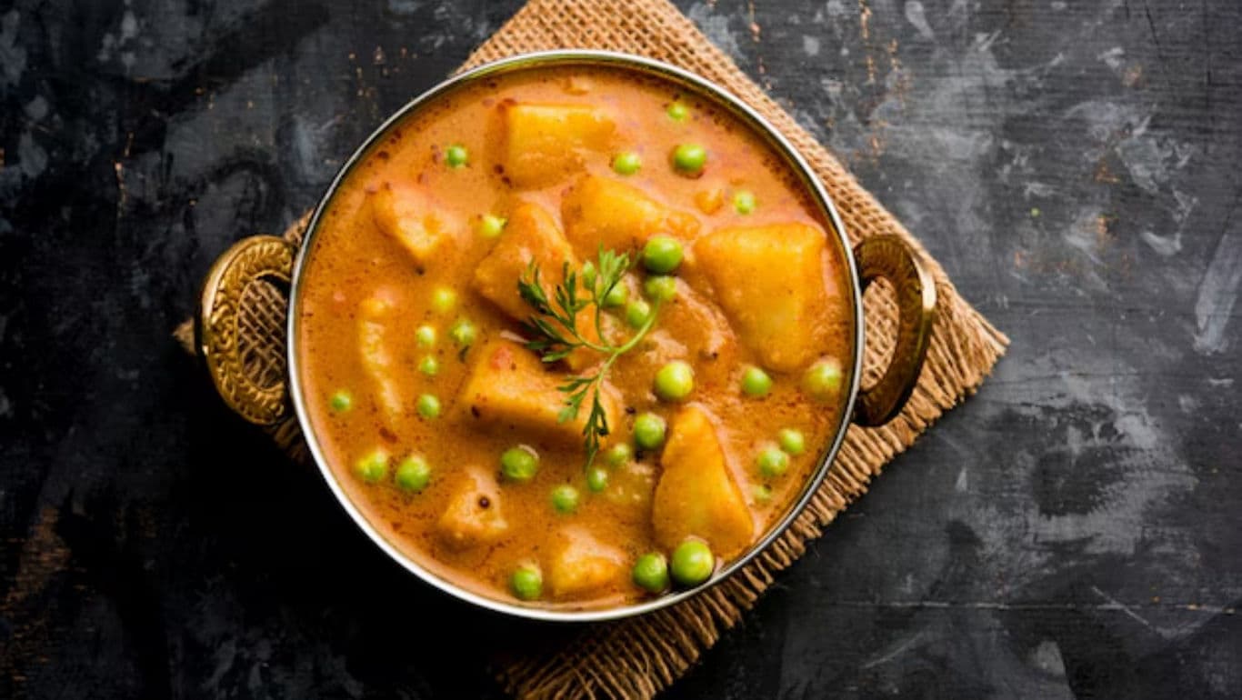 Indian curry with potatoes and peas