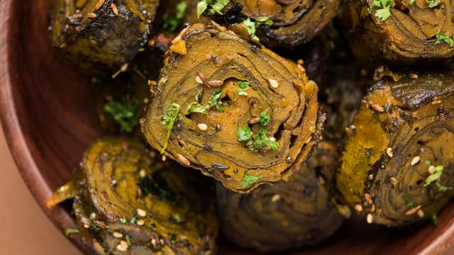 regional-alu-vadi-recipe-variations-across-india-that-feature-colocassia-leaves-thumbnail