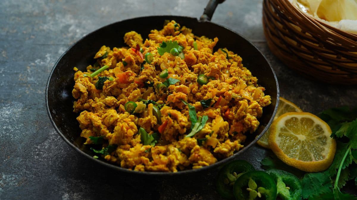 anda bhurji in a round plate