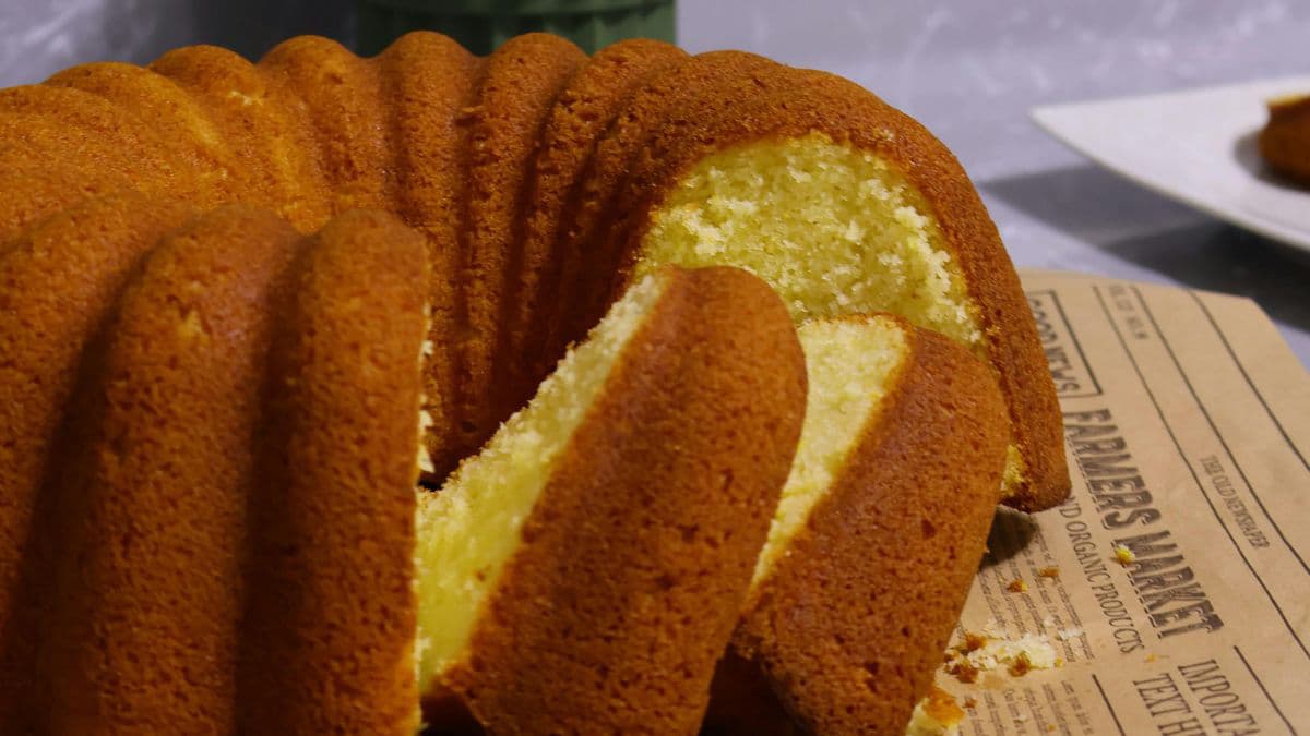 Close up/Zoom-in of the bundt cake