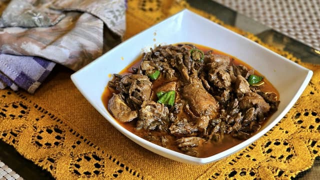 assamese-black-sesame-chicken-curry-recipe-for-lunch-thumbnail