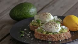 avocado-eggs-benedict-recipe-with-bacon-and-goat-cheese-thumbnail