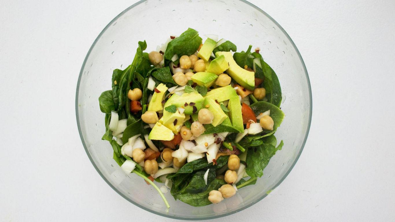 Fresh spinach salad with avocado and chickpeas