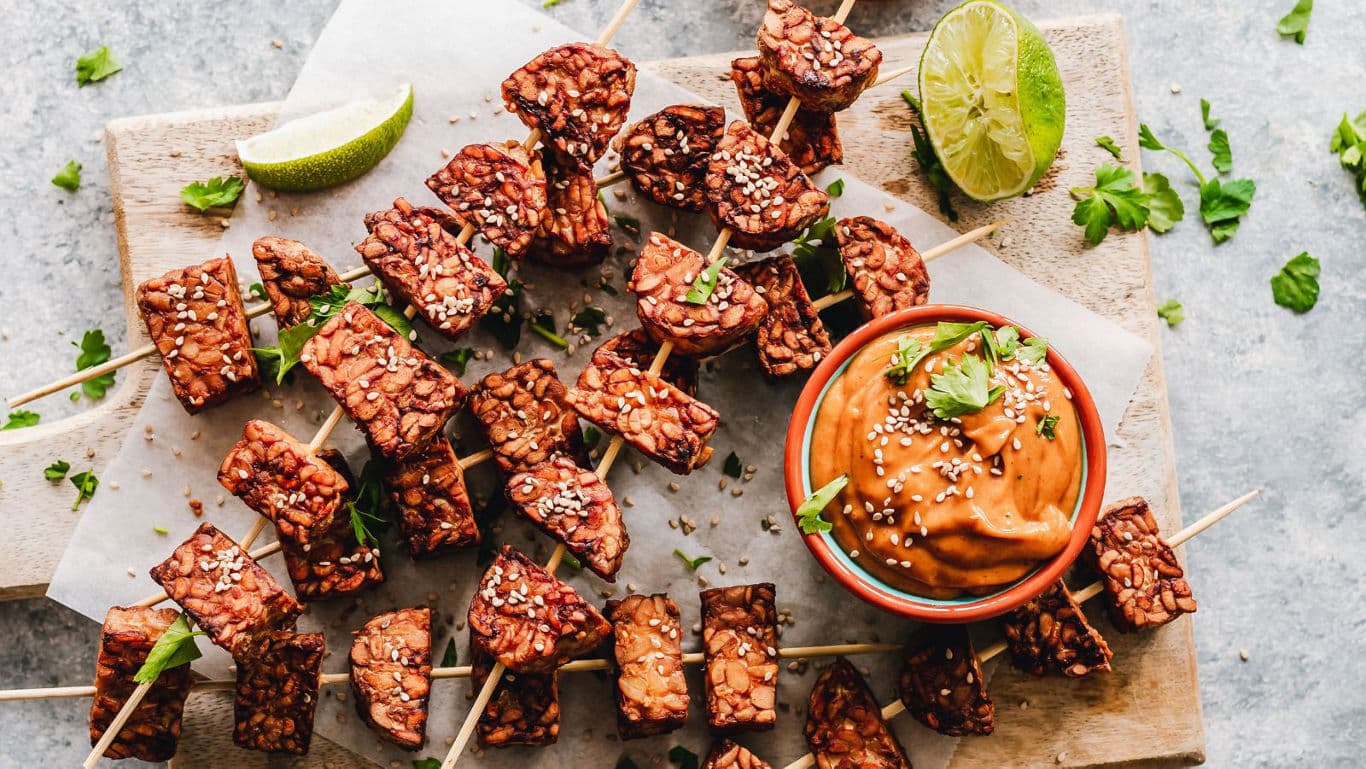Tempeh skewers with creamy dipping sauce