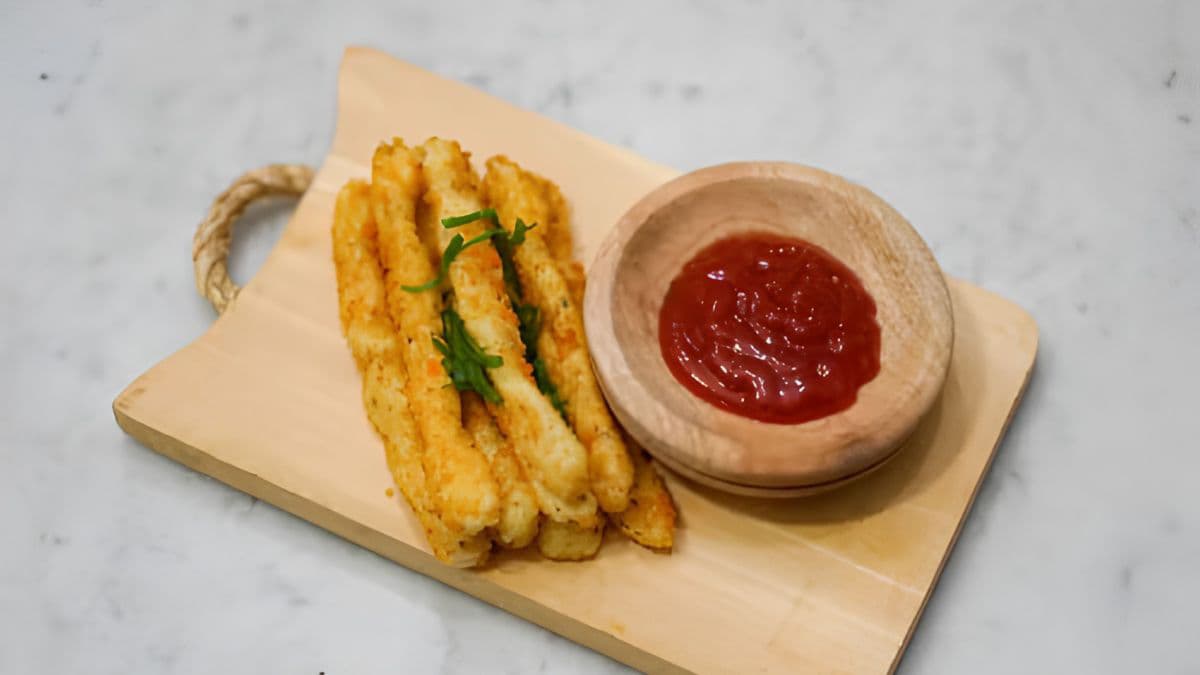 baby corn pakora on a wooden tray