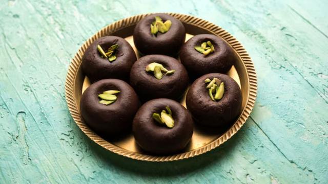 Homemade Chocolate Peda Recipe For Ganesh Chaturthi Prasad