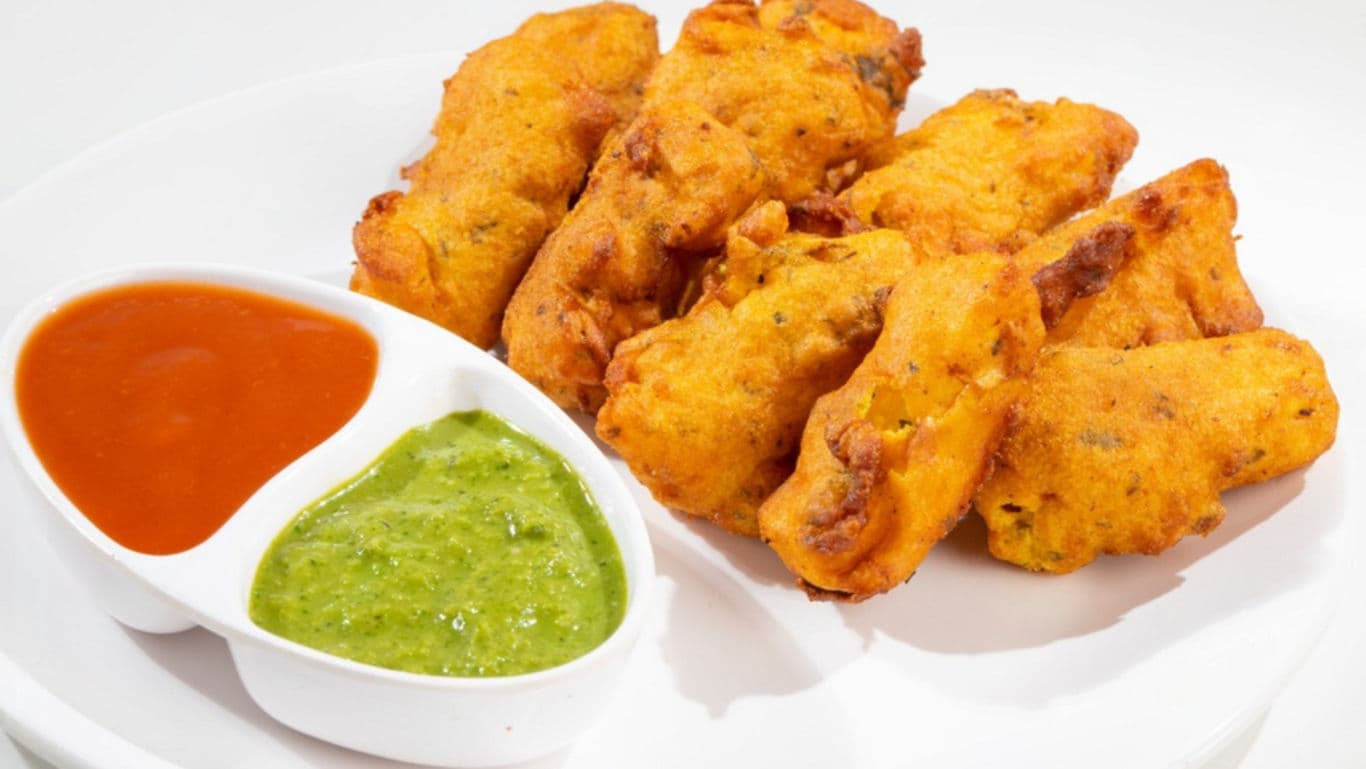 Crispy Paneer Pakoda With Spicy Green Chutney