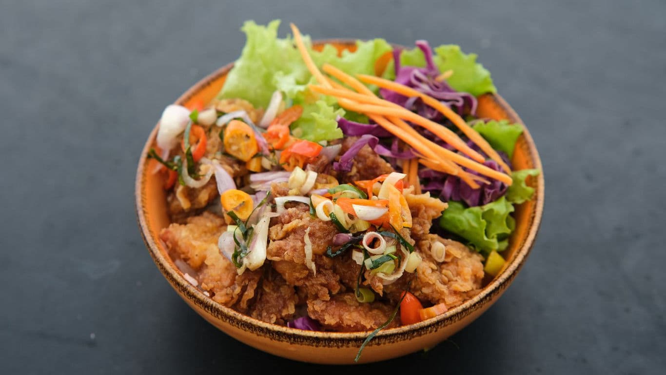 Crispy fried chicken salad with fresh vegetables