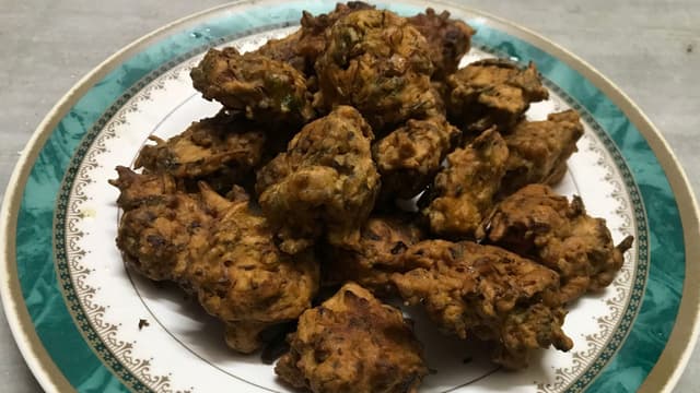 bengali-piyaji-recipe-crispy-onion-pakora-for-tea-time-snacks-thumbnail