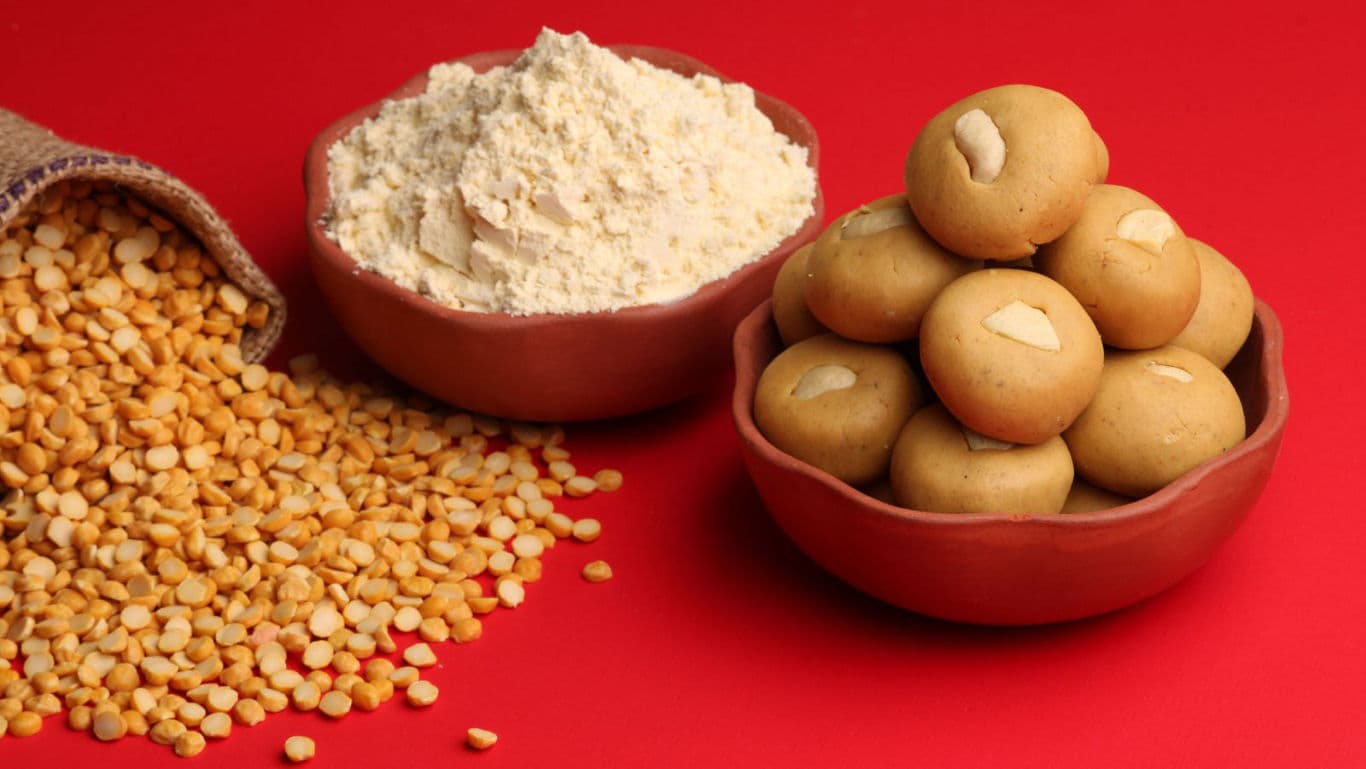 A platter of besan laddu