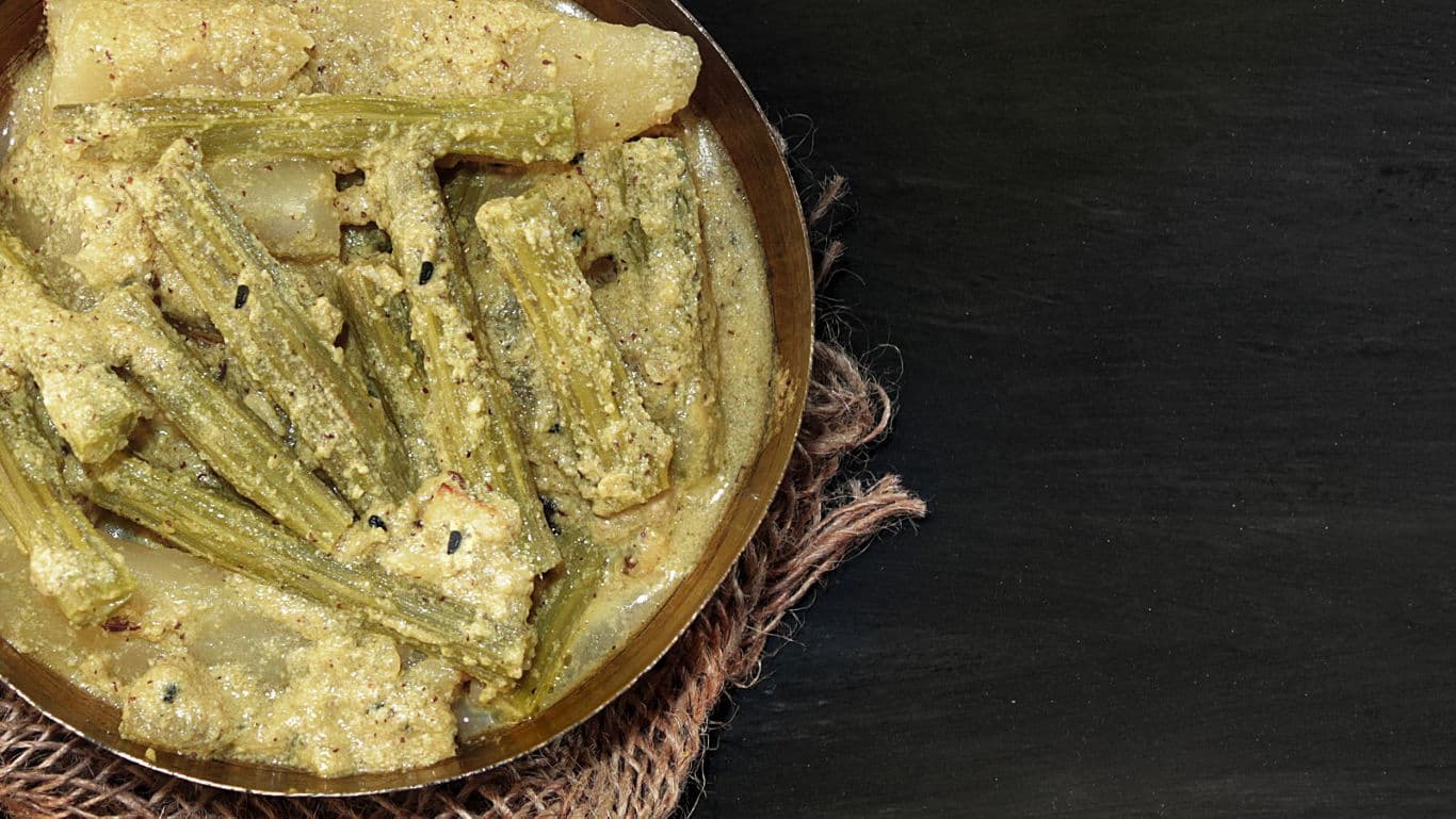Traditional drumstick curry in rustic bowl