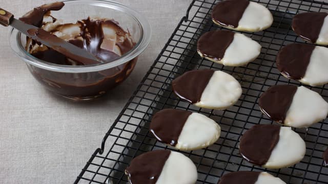 black-and-white-cookies-with-bakery-style-soft-texture-thumbnail