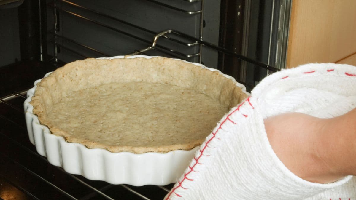 Blind baking pastry crust in oven
