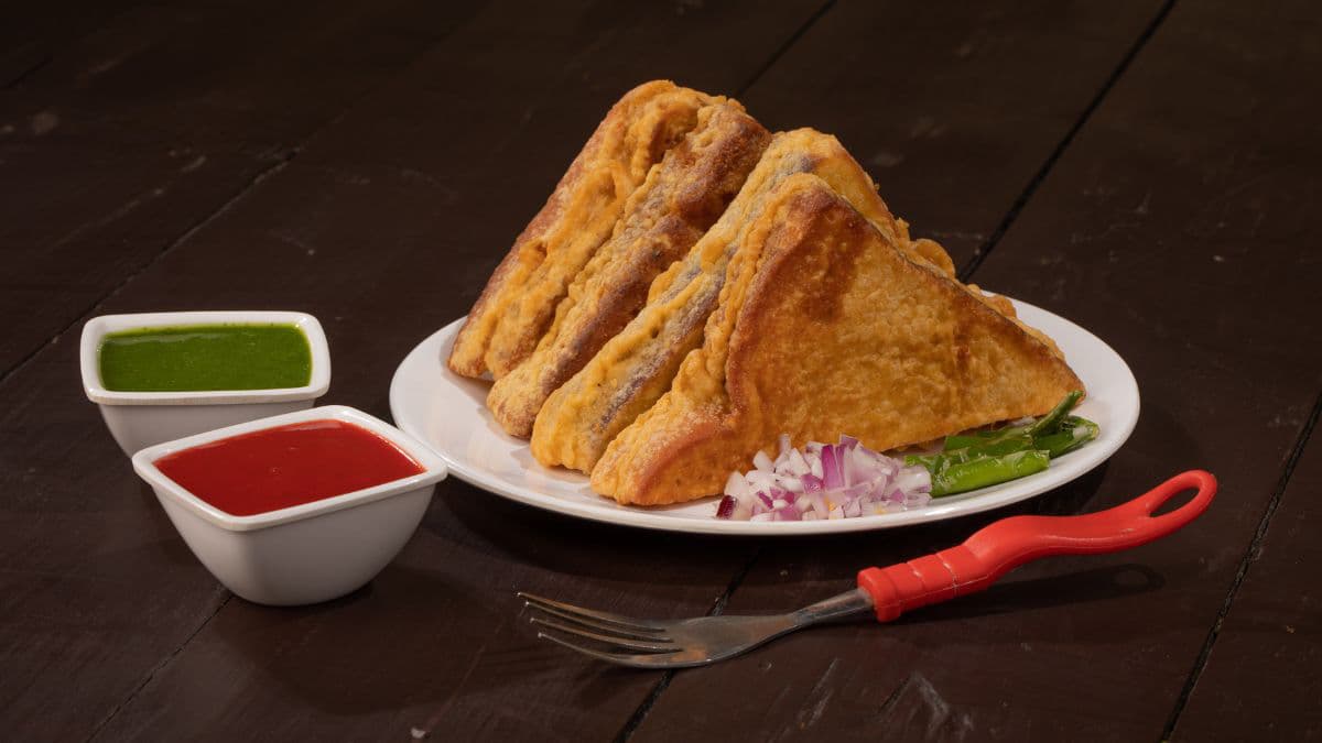 bread pakora on a plate