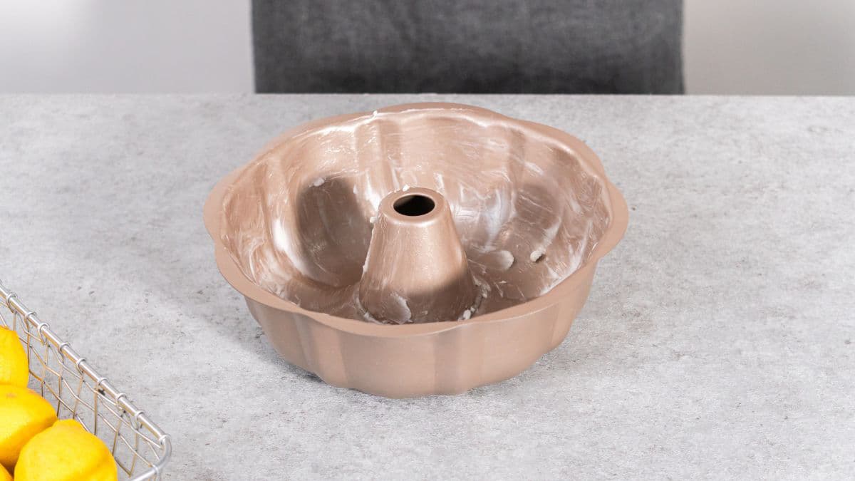 Bundt cake pan