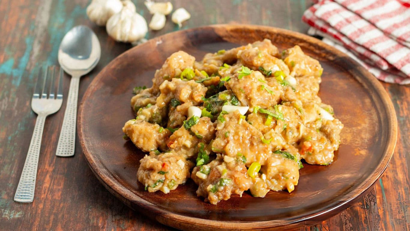 Delicious garlic chicken on wooden plate