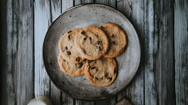 soft-sweet-and-gooey-chai-spiced-chocolate-chip-cookies-thumbnail