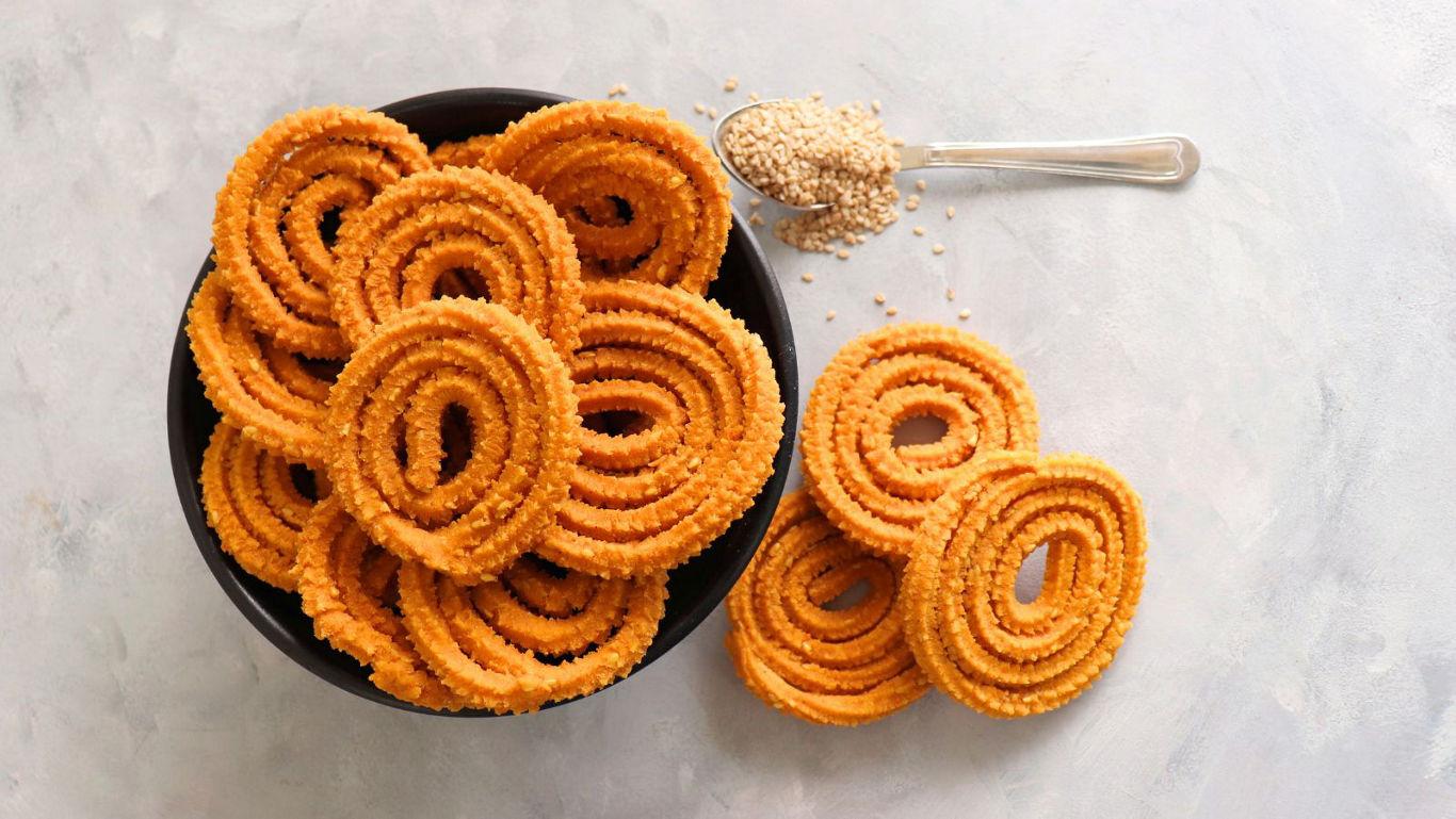 Crispy spiral snacks with sesame garnish