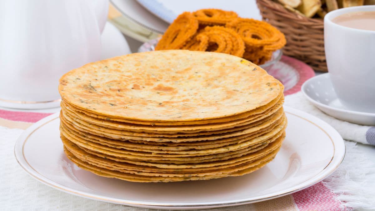 Cheese khapli atta khakra on a plate
