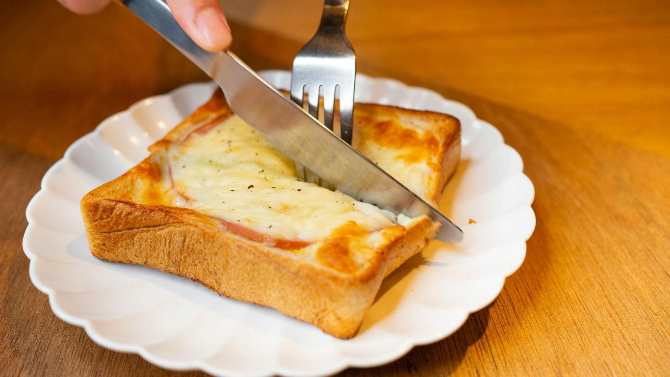 Cheese-Stuffed Bread Omelette