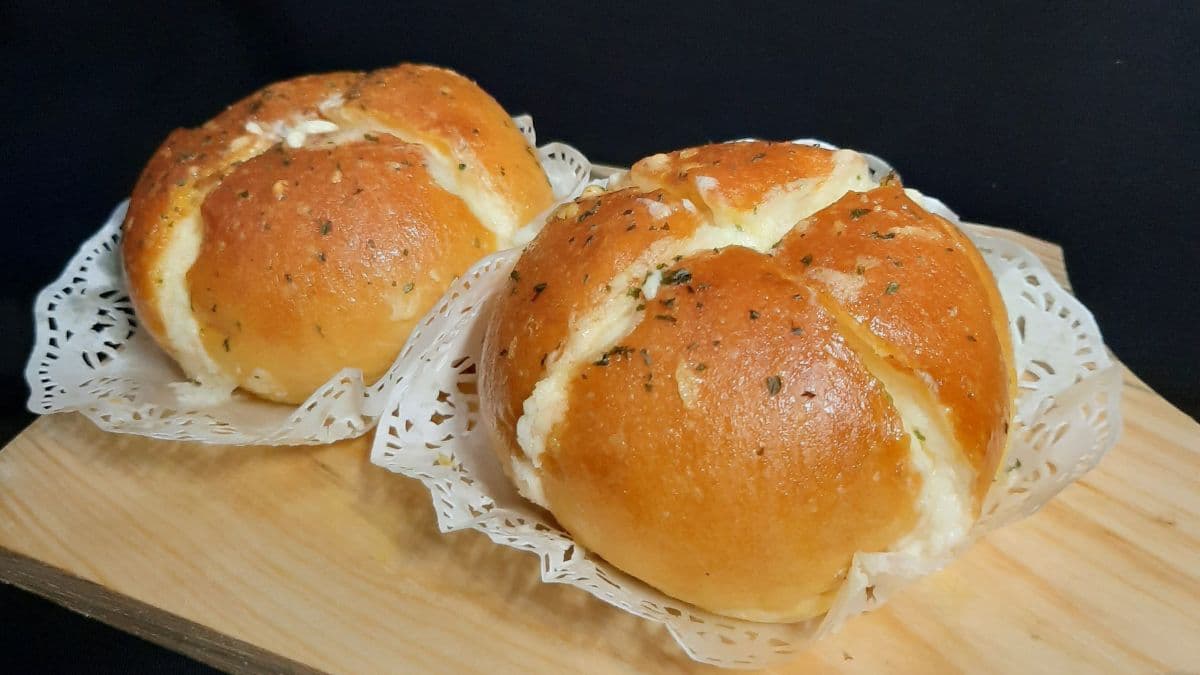 2 cheesy pull apart garlic bread on table