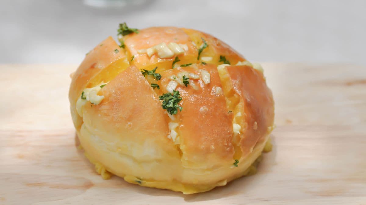 pull apart bread with buttery garlic on top