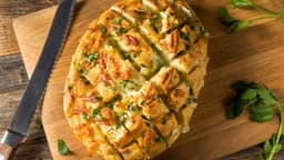 cheesy-garlic-pull-apart-bread-buttery-garlicky-loaded-with-cheese-thumbnail